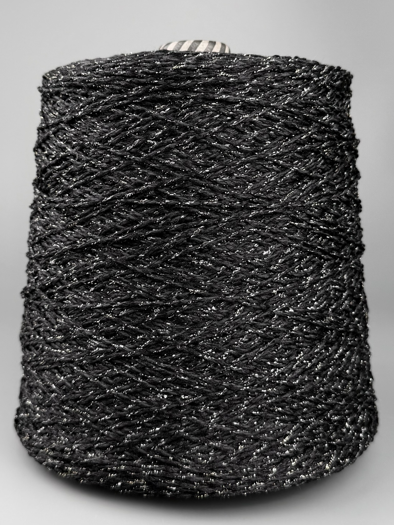 Hasegawa HKA2351 1/1.9 – Filato in seta con effetto oro e argento col. Nero foto 2